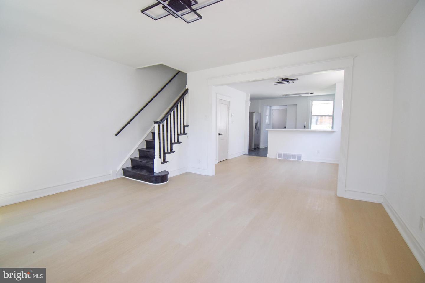 247 Heather Rd Property Photo 2
