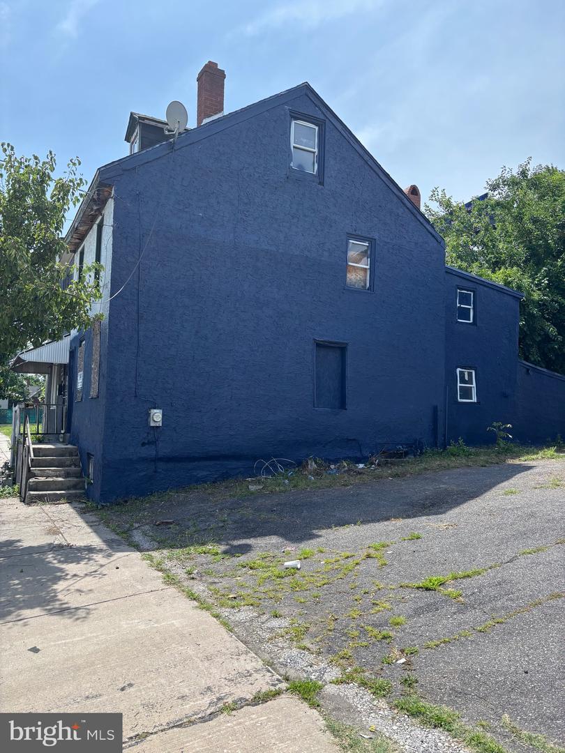 1706 W 2ND ST Property Photo 1