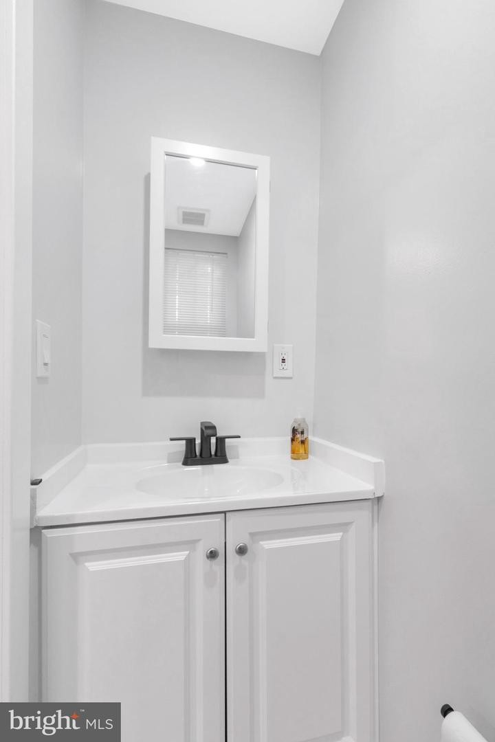 1119 Thomas St Property Photo 6