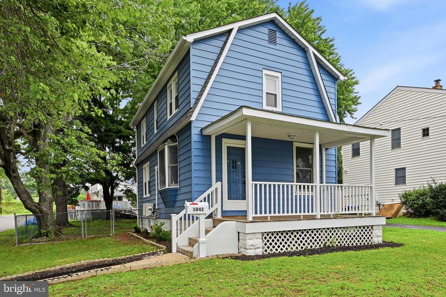 1042 RANDALL AVE Property Photo 1