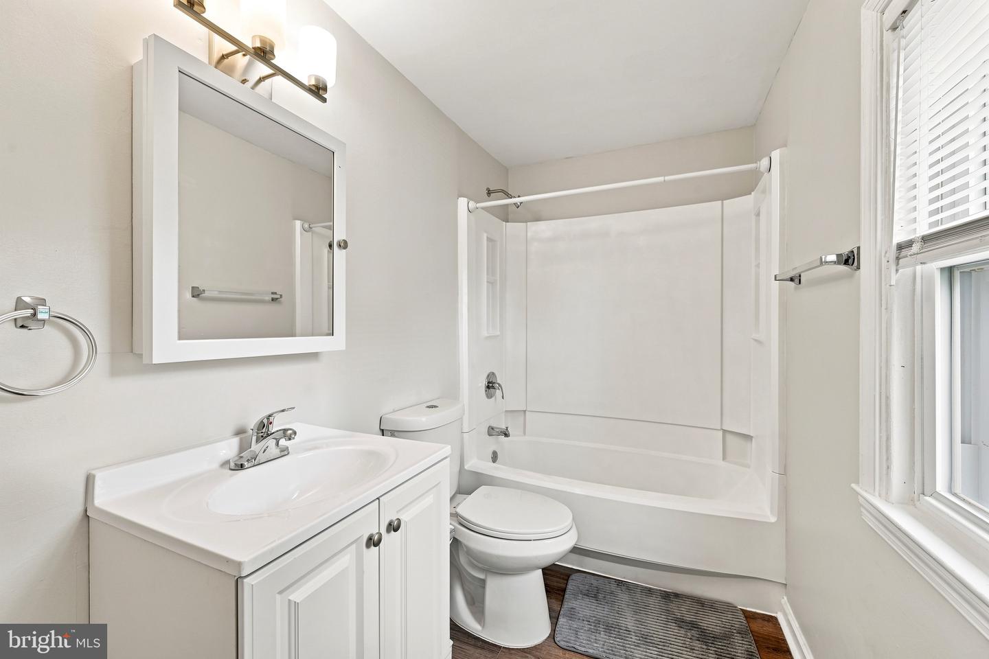 1042 Randall Ave Property Photo 14