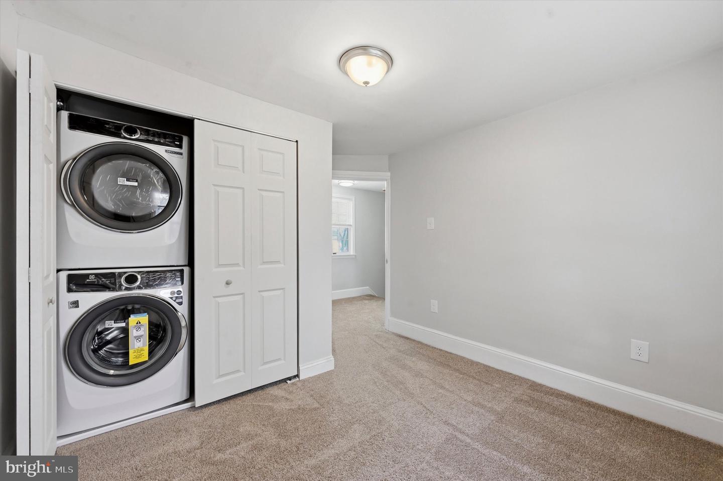 1042 Randall Ave Property Photo 15
