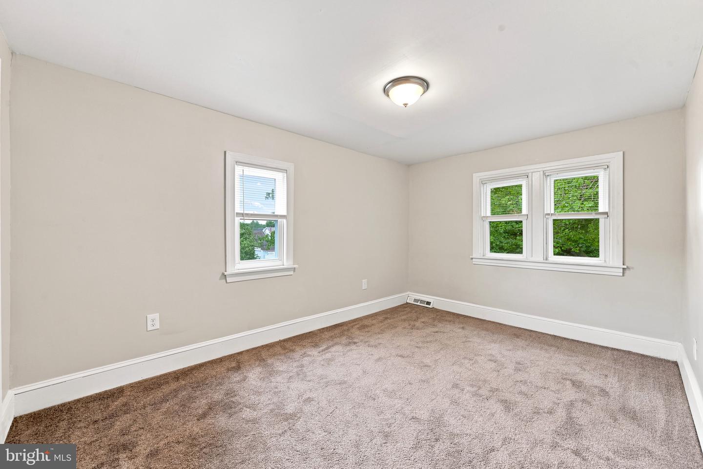 1042 Randall Ave Property Photo 16