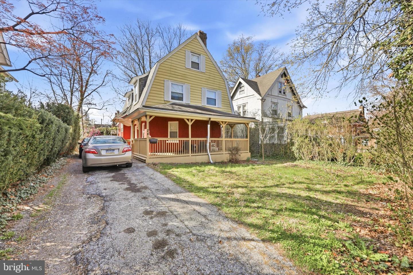 24 W Stewart Ave Property Photo 1