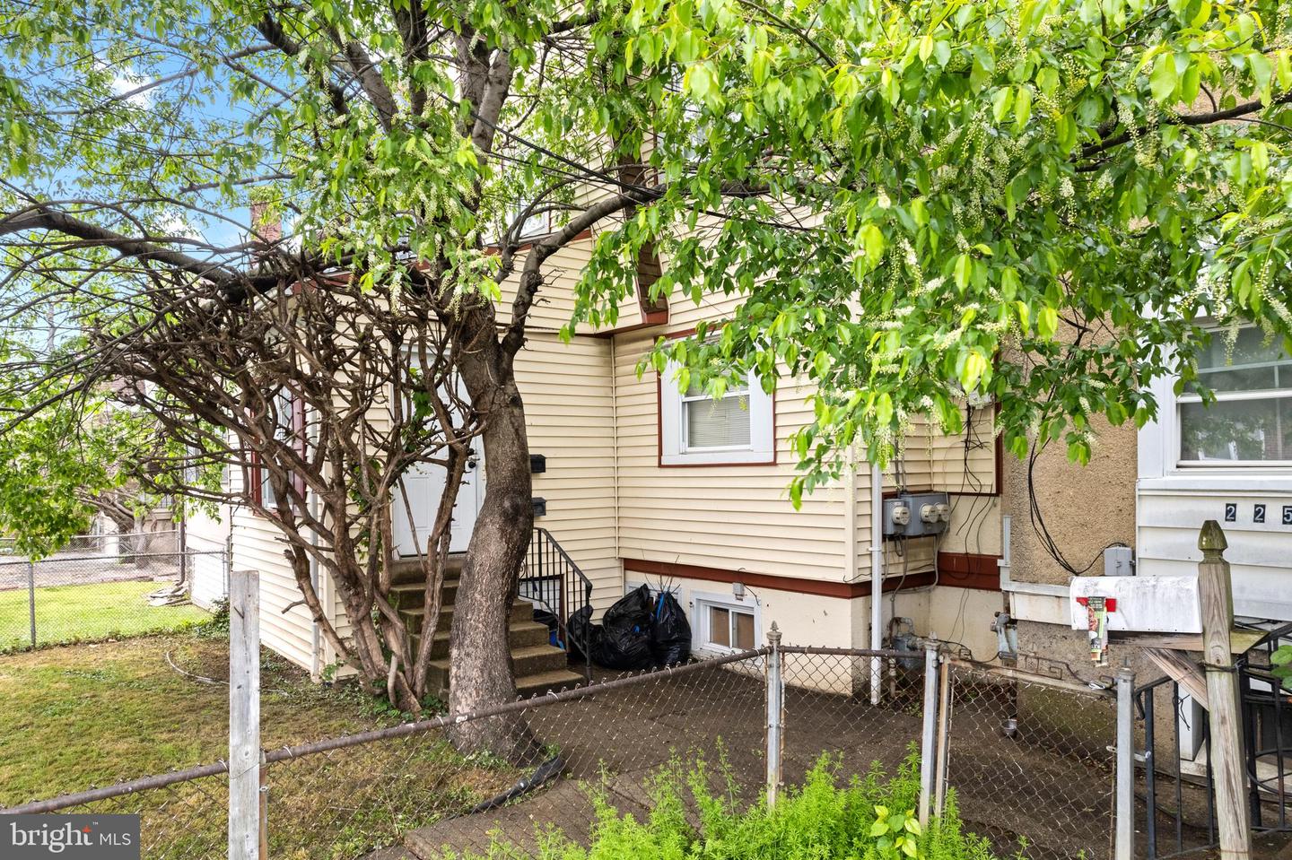 223 Long Ln Property Photo 3
