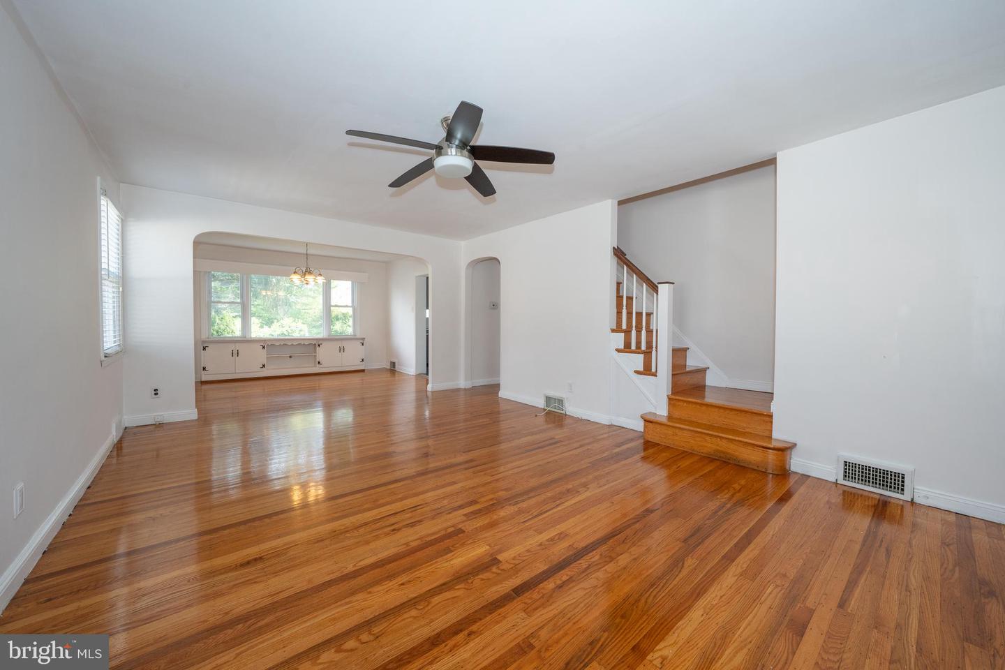 1305 Center Rd Property Photo 5