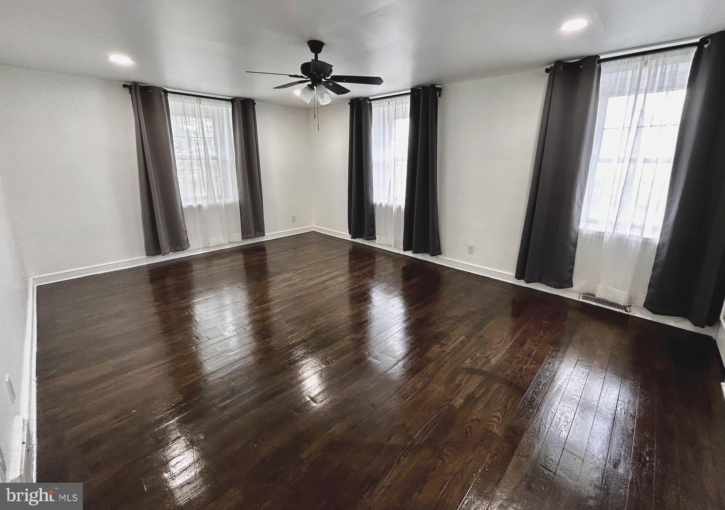 56 N New Ardmore Ave Property Photo 6
