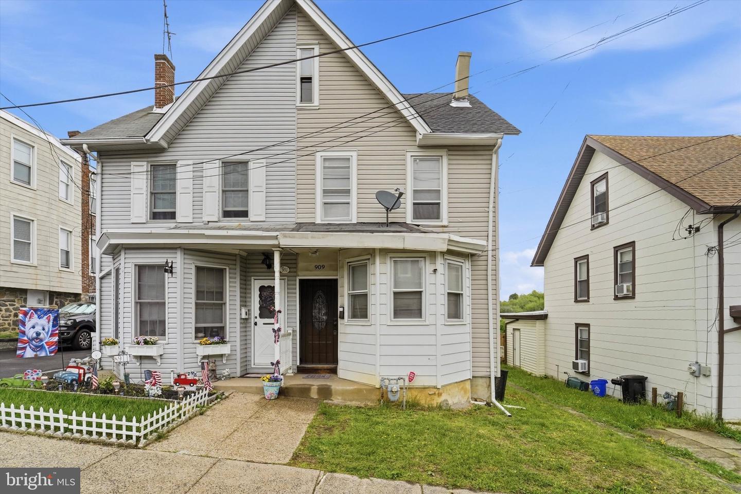 909 Pine St Property Photo 1