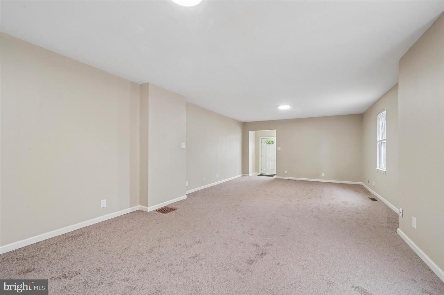 337 Seneca St Property Photo 5