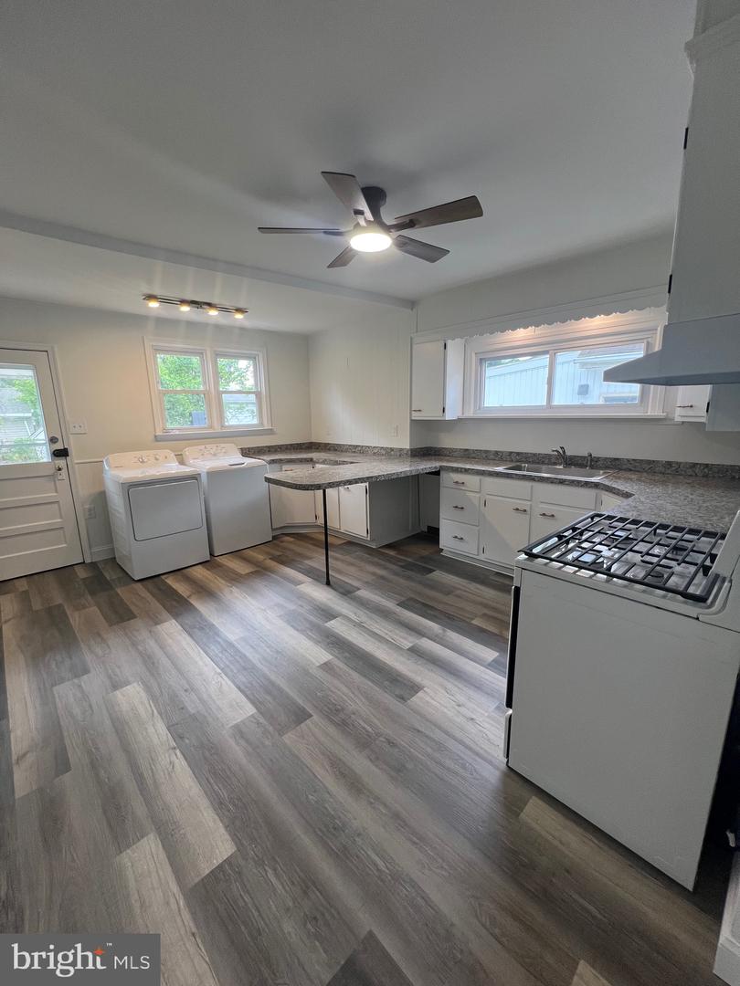 1023 Langley St Property Photo 11