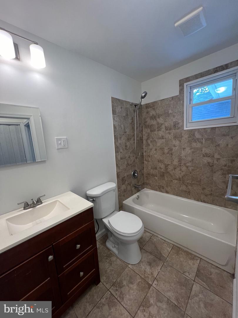 1023 Langley St Property Photo 23