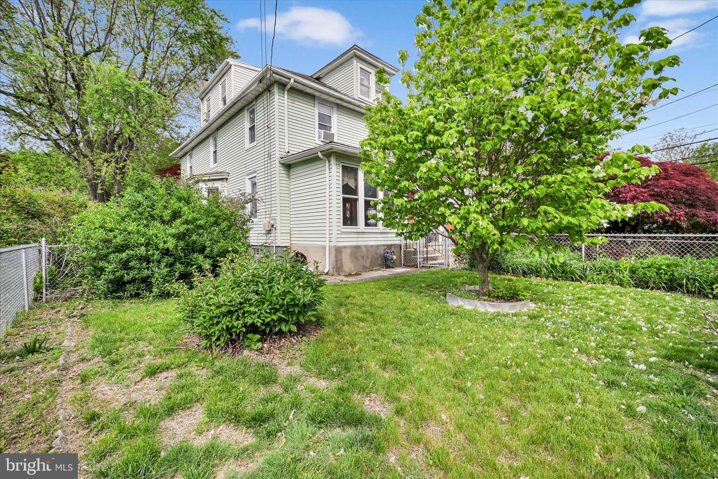 1666 Ward St Property Photo 3