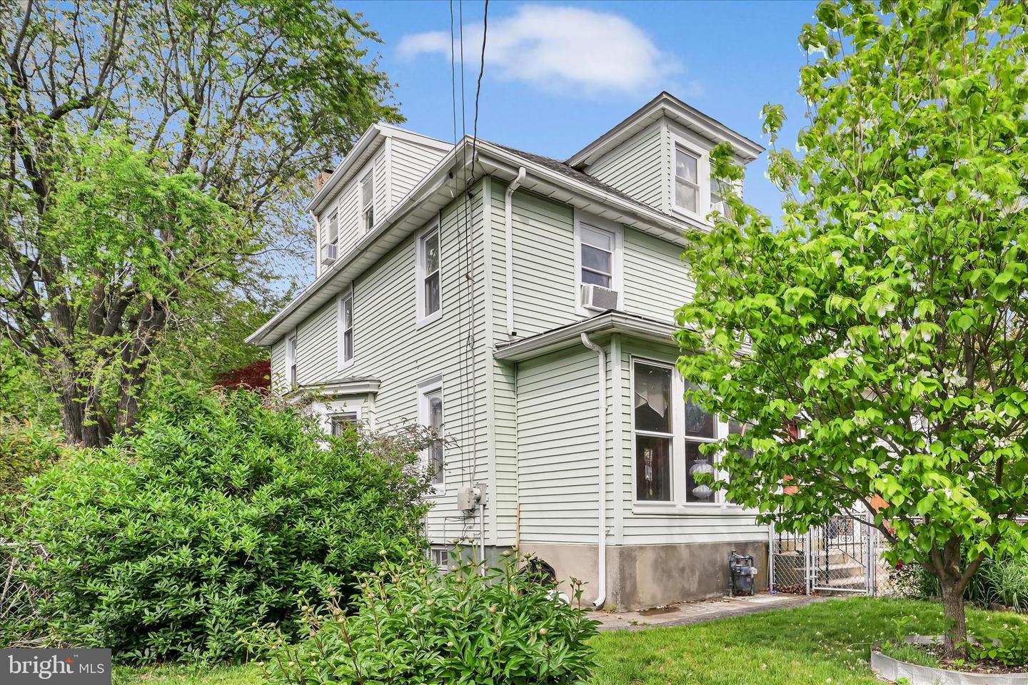 1666 Ward St Property Photo 4