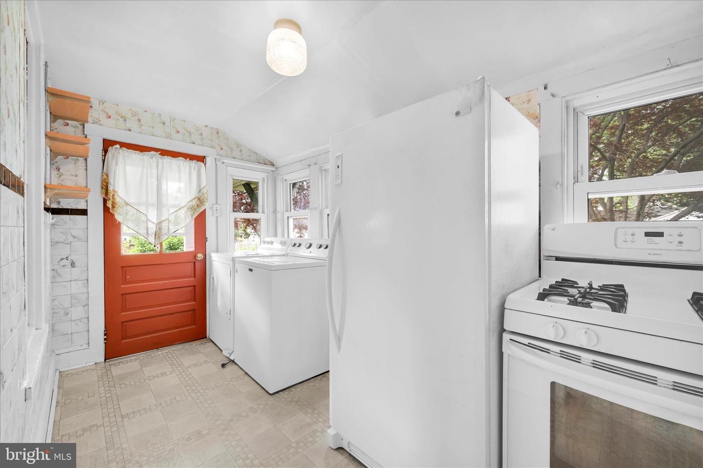 1666 Ward St Property Photo 16