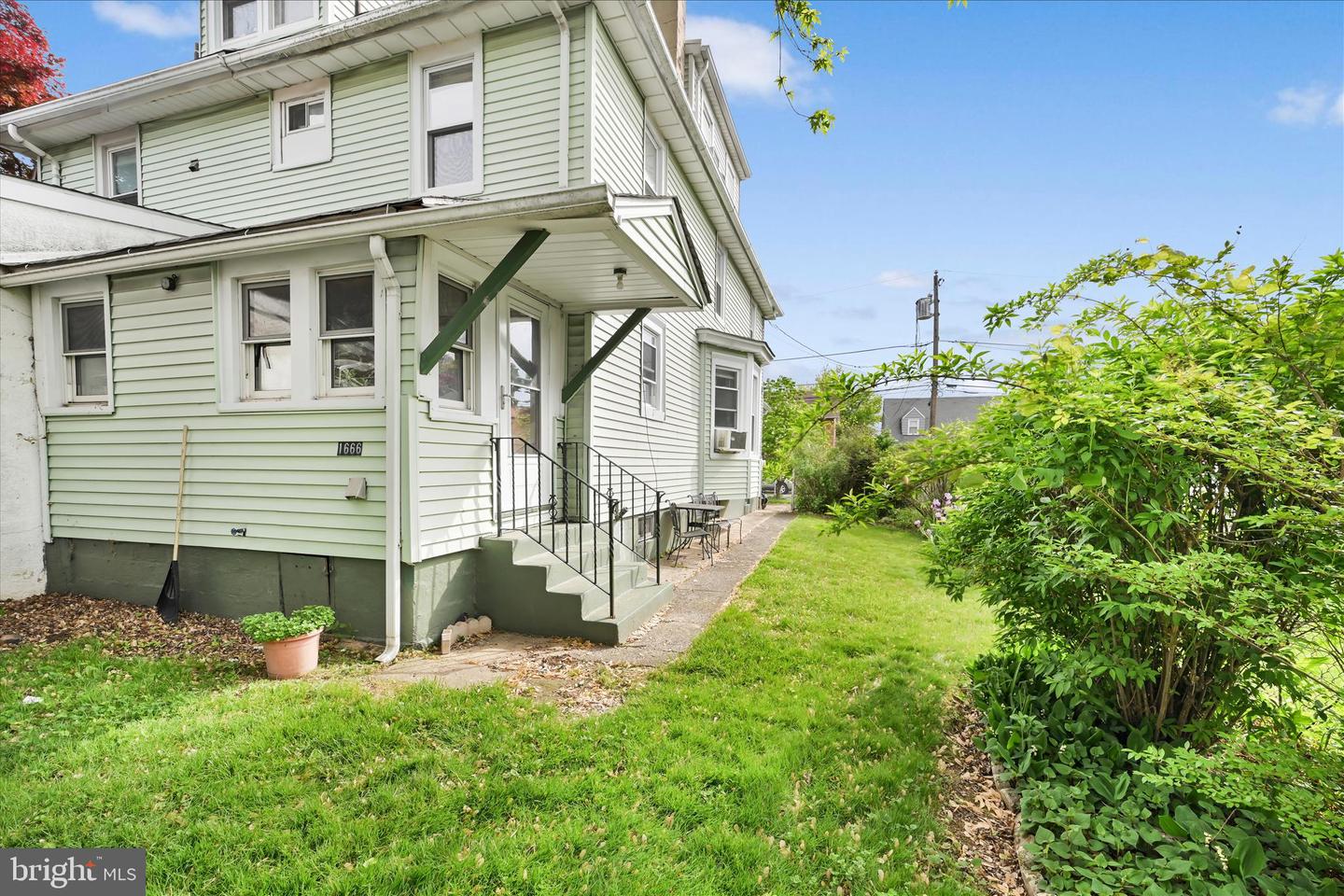 1666 Ward St Property Photo 26