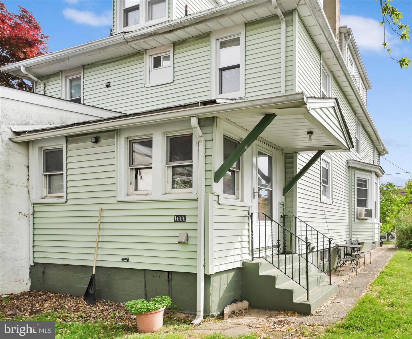 1666 Ward St Property Photo 27