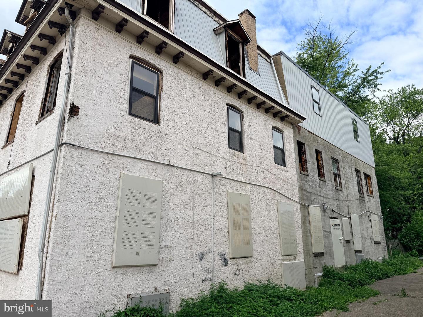 1113-1115 Upland St Property Photo 4