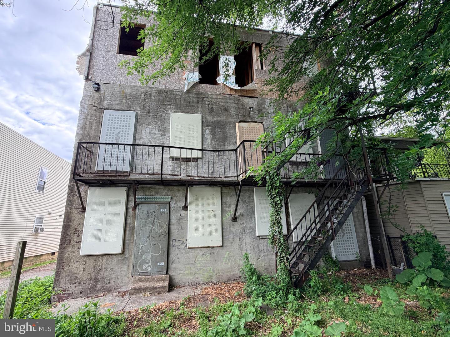 1113-1115 Upland St Property Photo 6