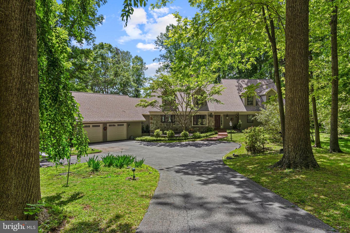 3 Hickory Ln Property Photo 2