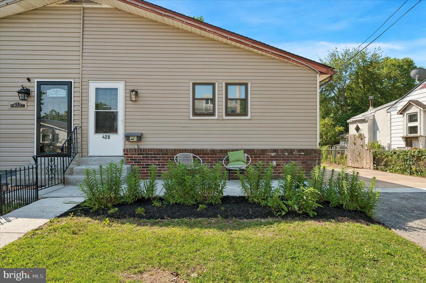 428 Manhattan St Property Photo 2