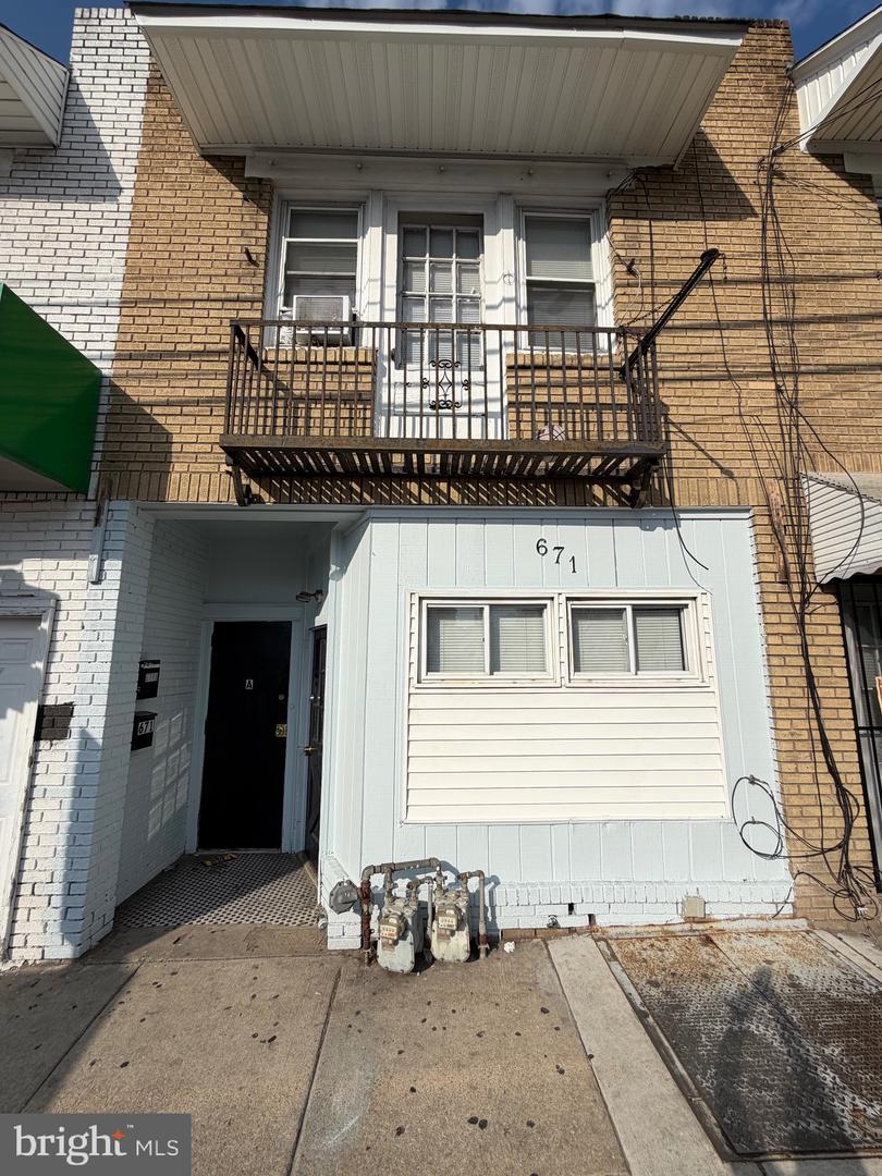 671 Long Ln #b Property Photo 12