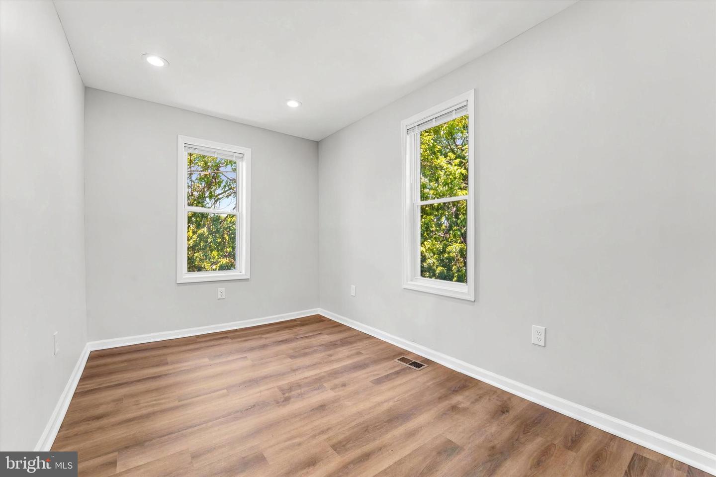 1131 Parker St Property Photo 28