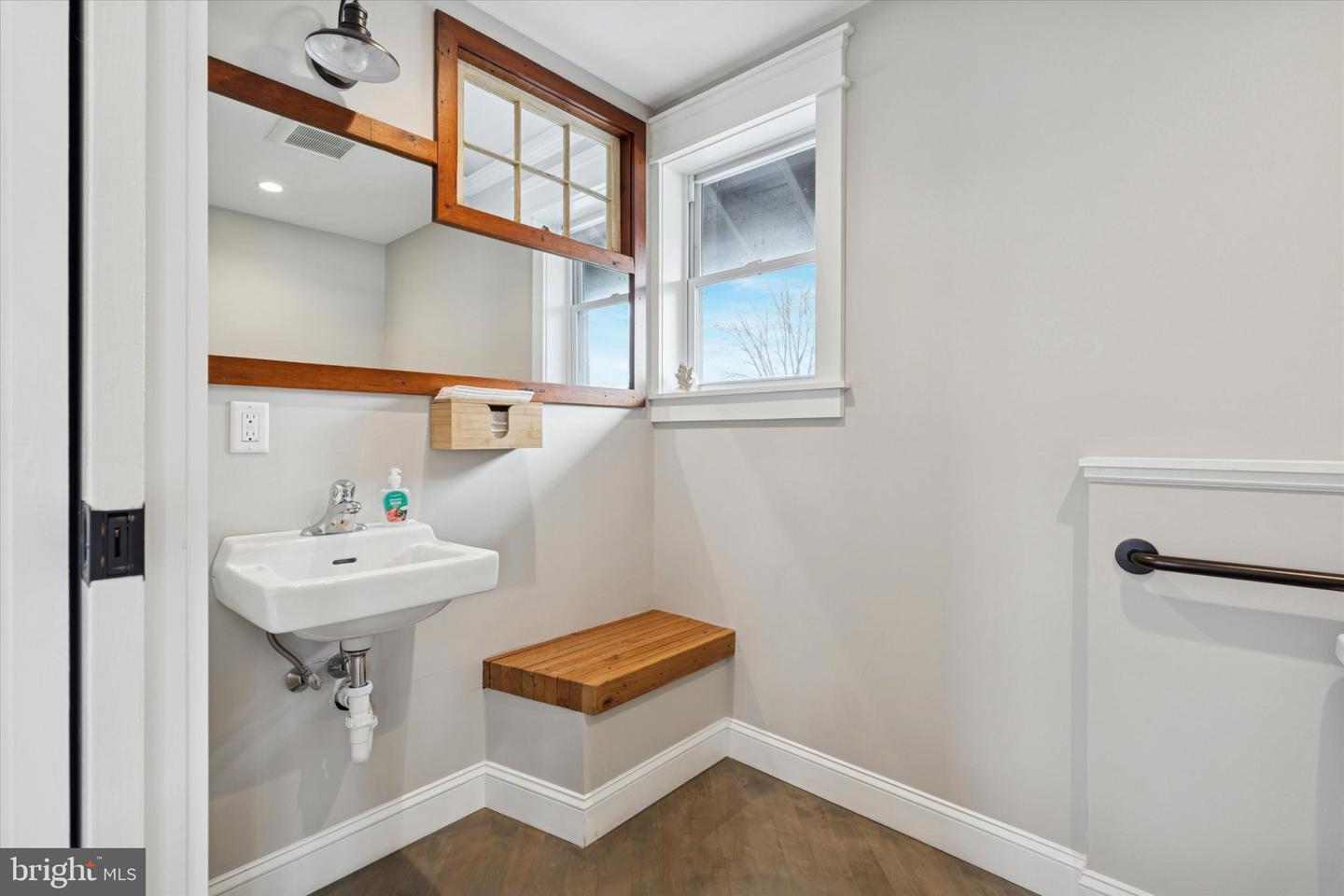 5056 Pennell Rd Property Photo 10