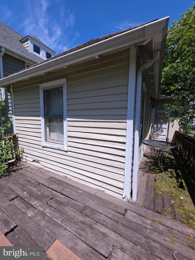28 Oak Ave Property Photo 2