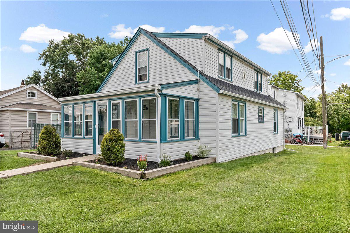 1242 Chestnut St Property Photo 2
