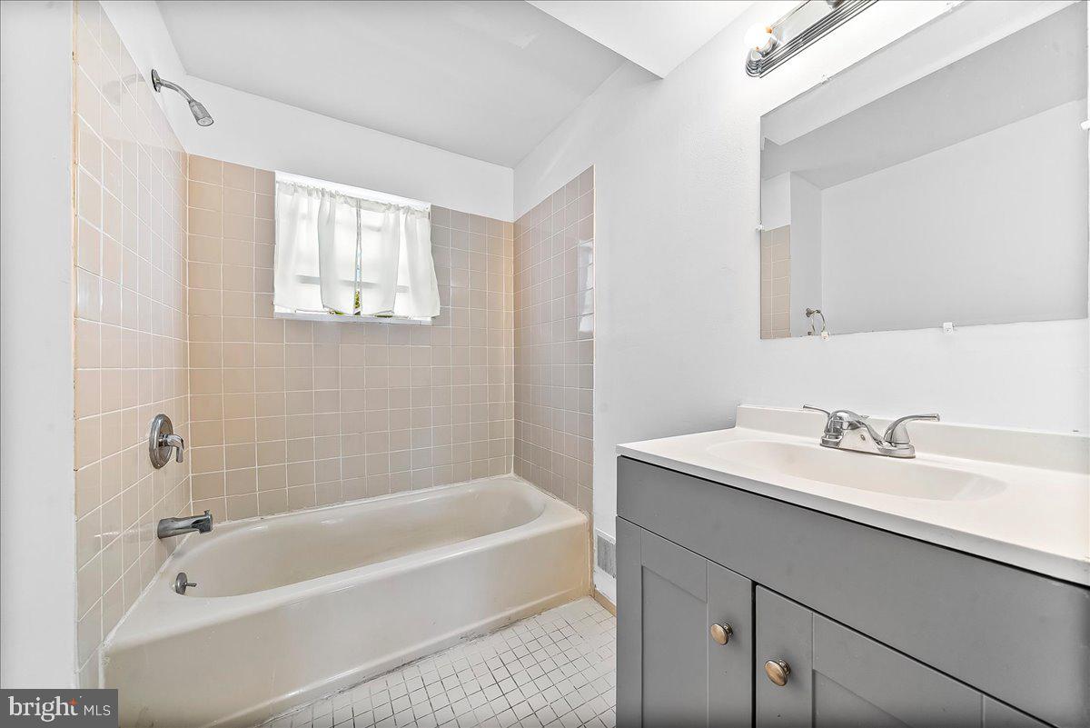 1242 Chestnut St Property Photo 24