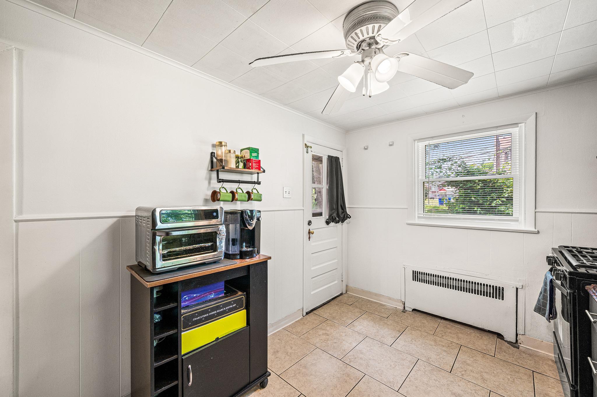 204 N Woodlawn Ave Property Photo 11