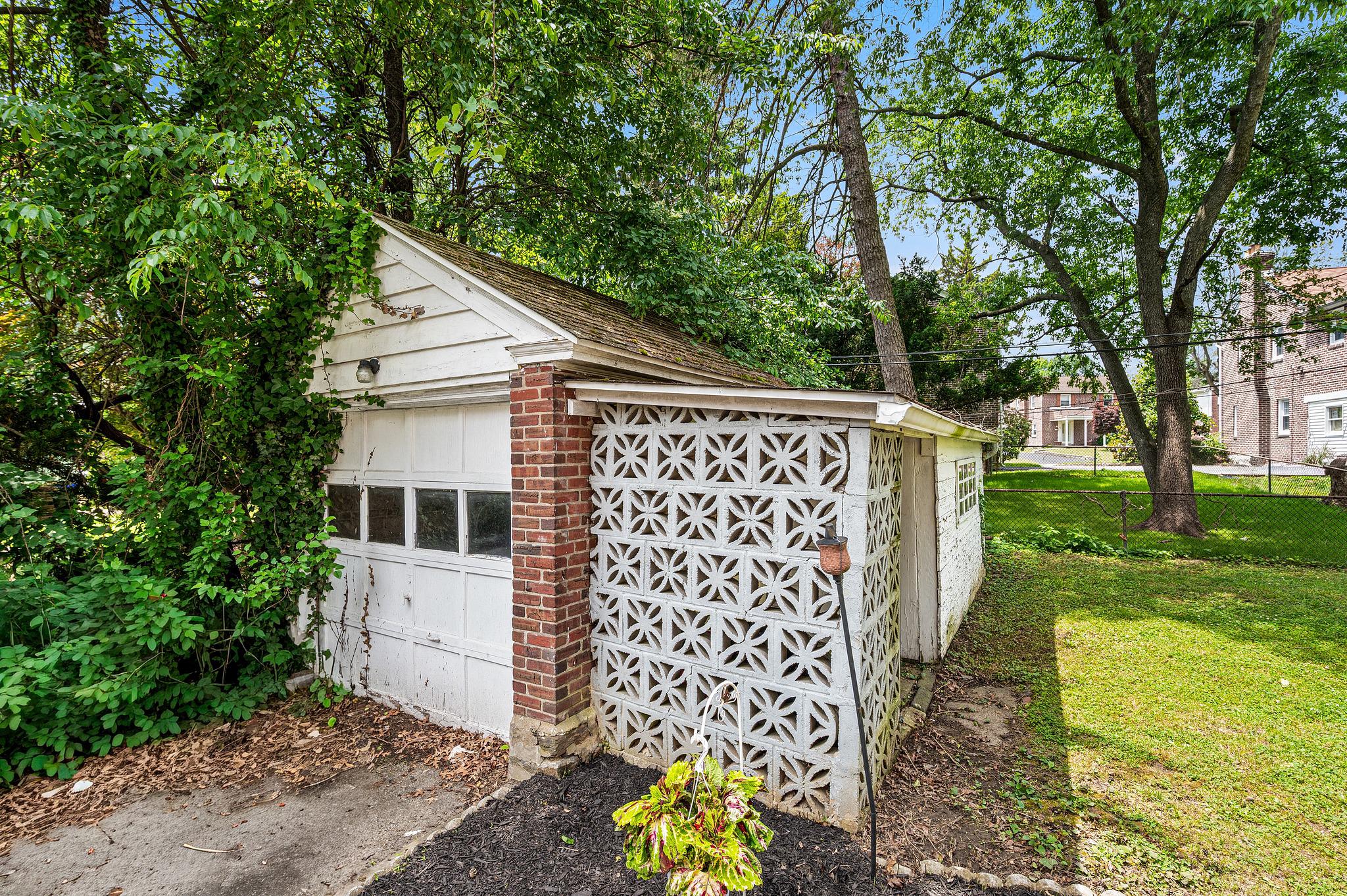 204 N Woodlawn Ave Property Photo 20