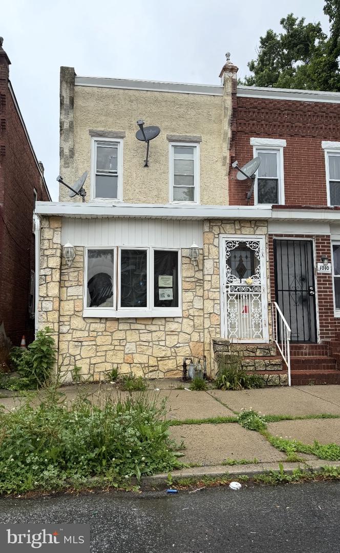 1012 W 8th St Property Photo 1