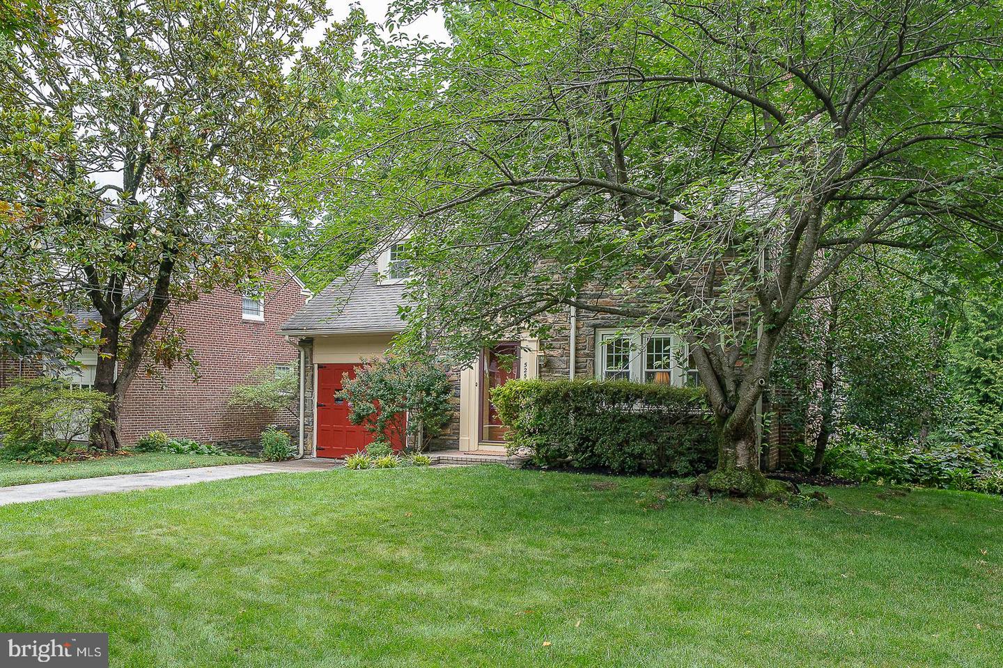 525 W BEECHTREE LN