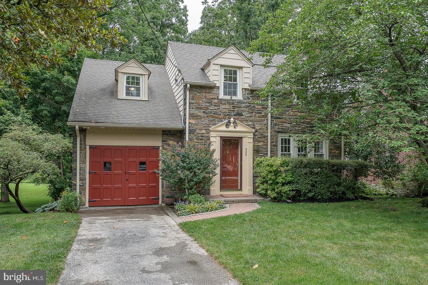 525 W Beechtree Ln Property Photo 2