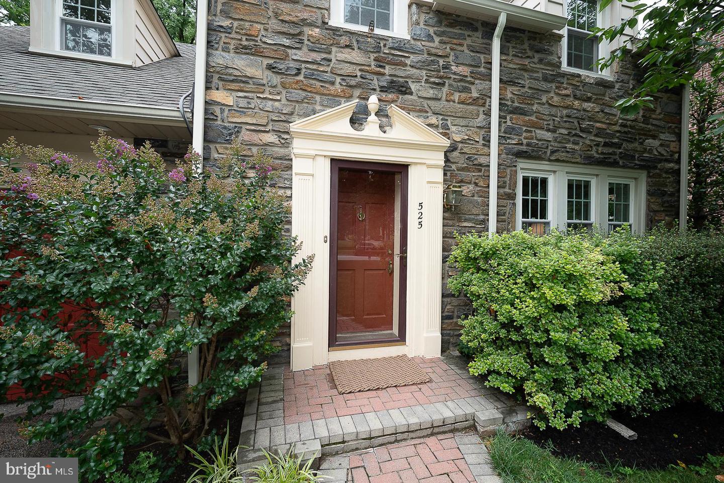 525 W Beechtree Ln Property Photo 3