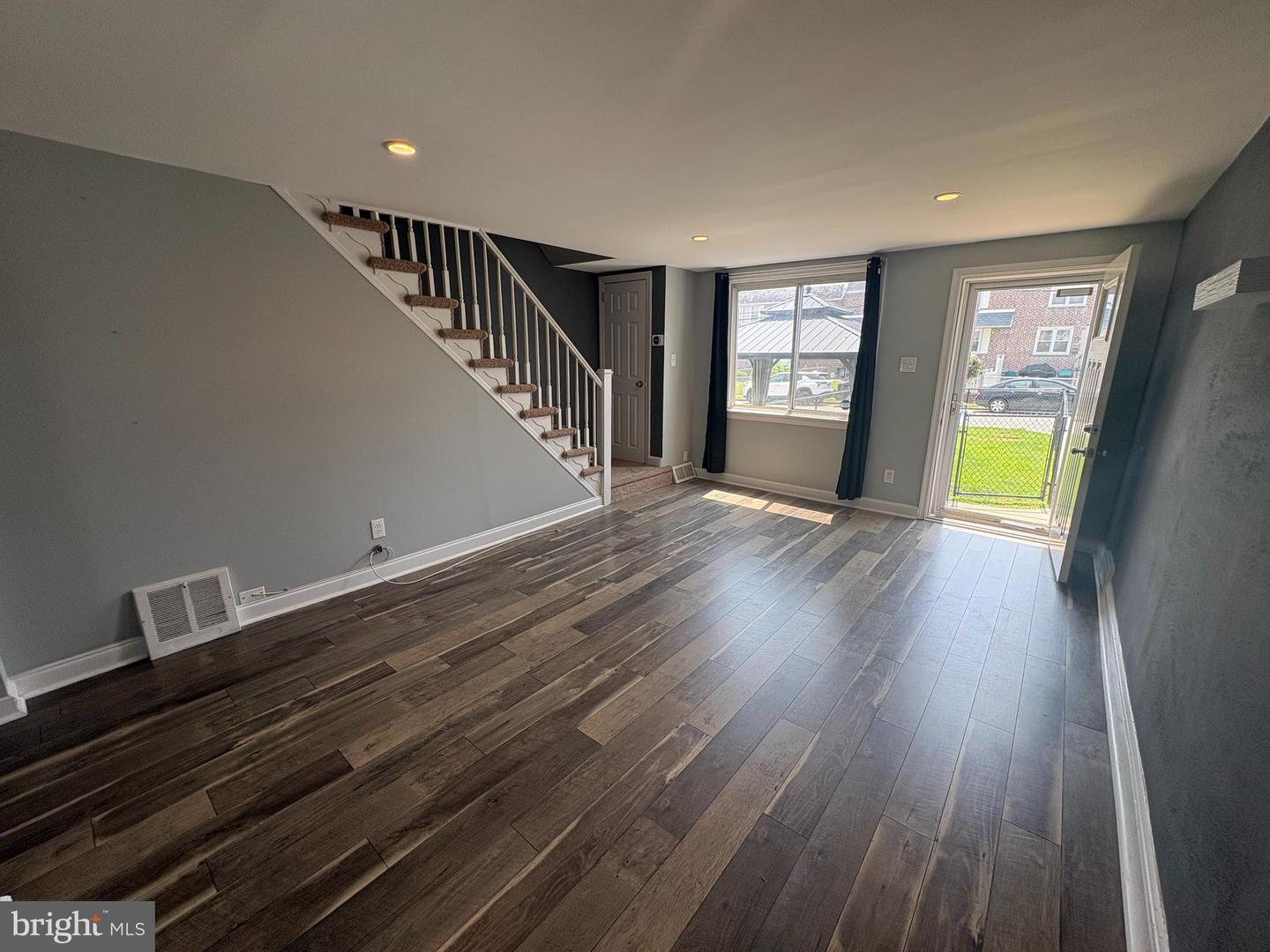 263 W Wyncliffe Ave Property Photo 4