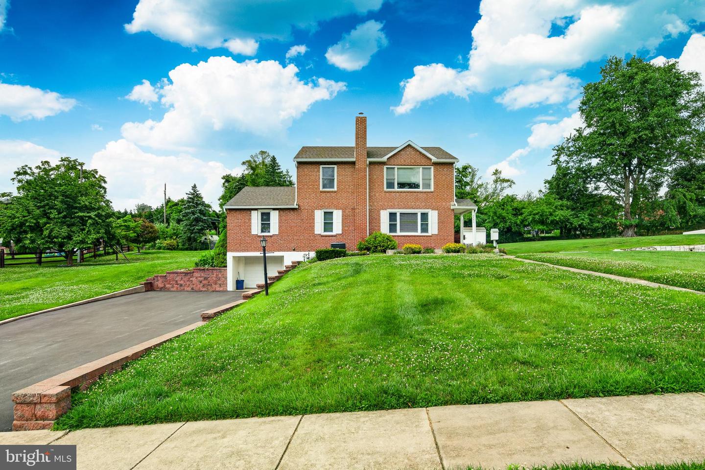 2741 Hillview Rd Property Photo 4