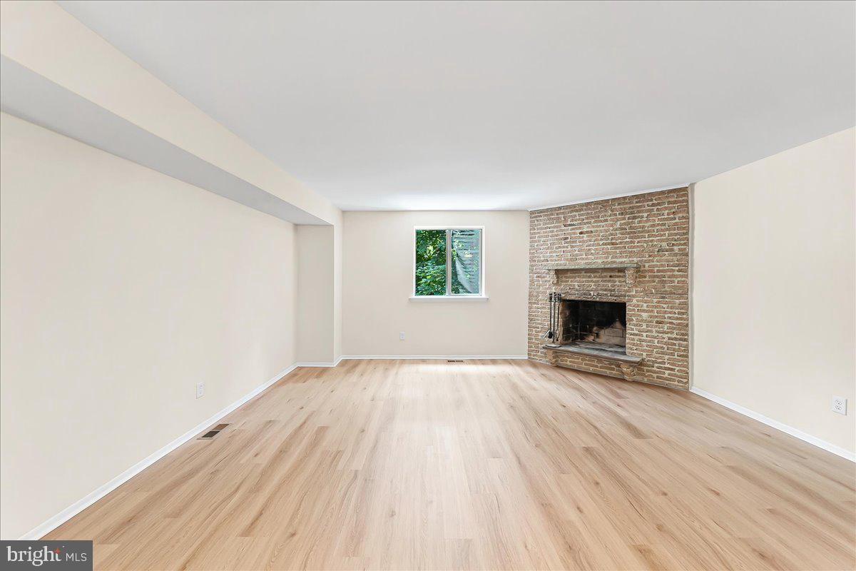 140 W Sixth St Property Photo 8