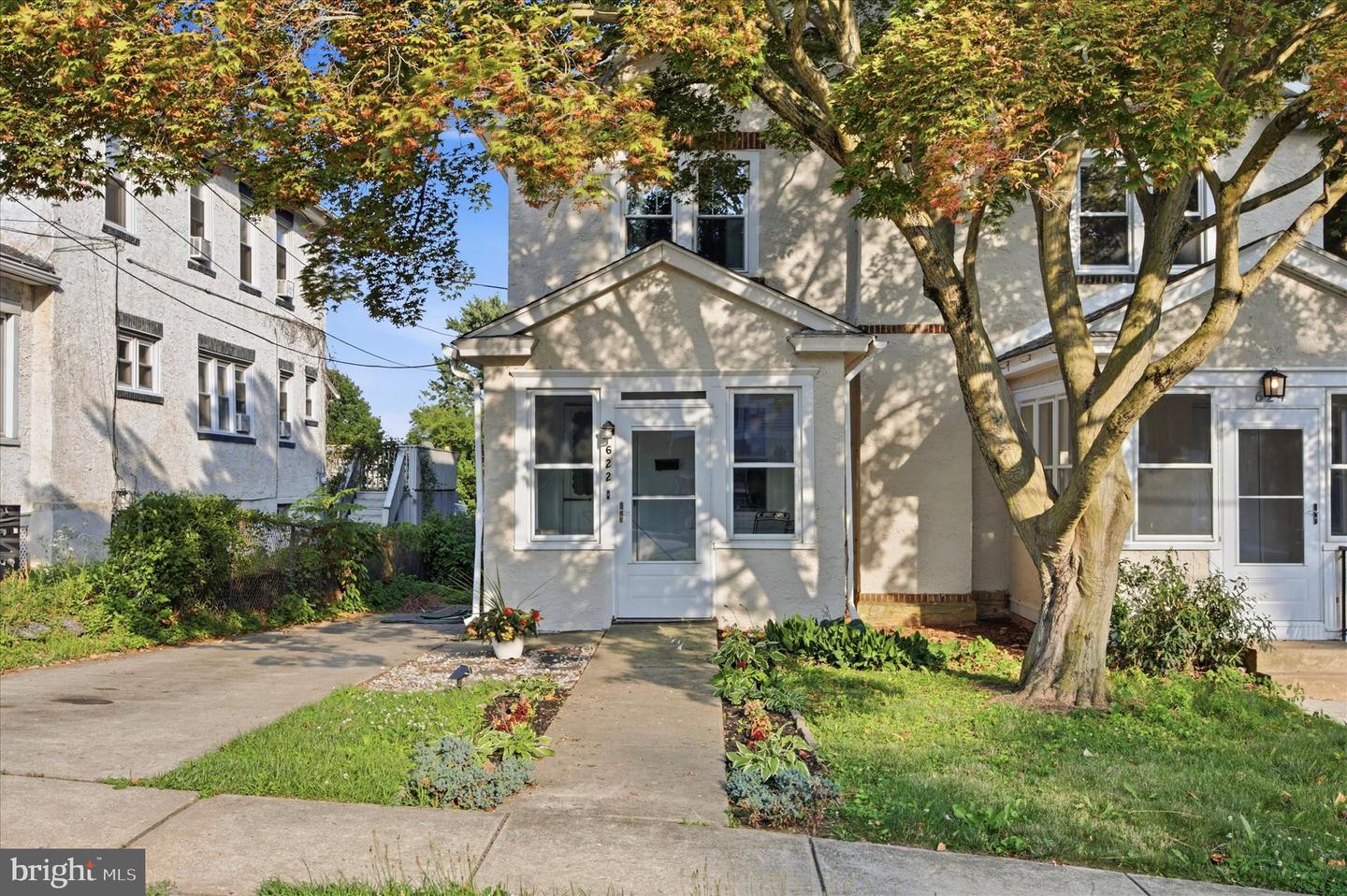 622 Seneca Ave Property Photo 3