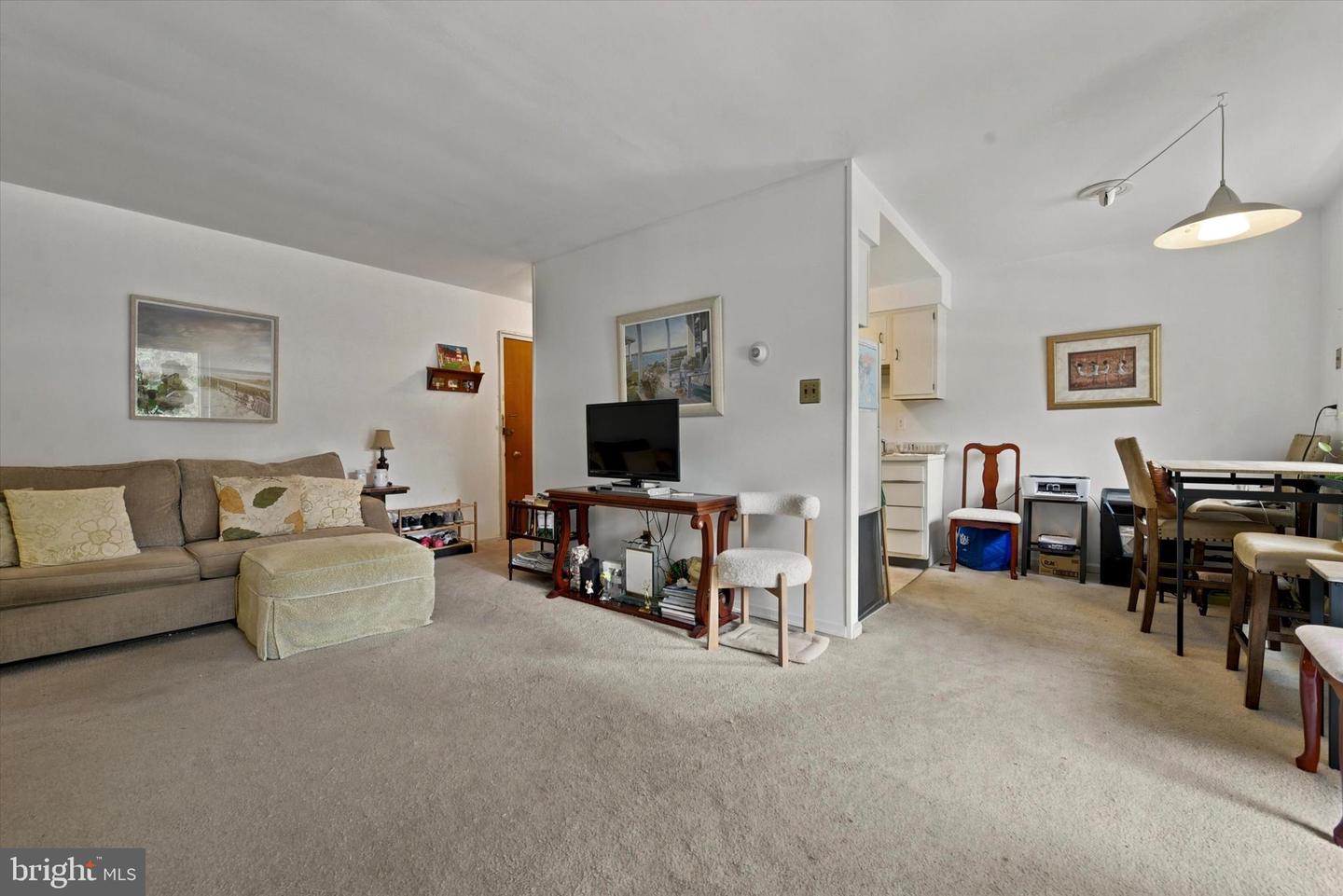 412 N Wayne Ave #208 Property Photo 3