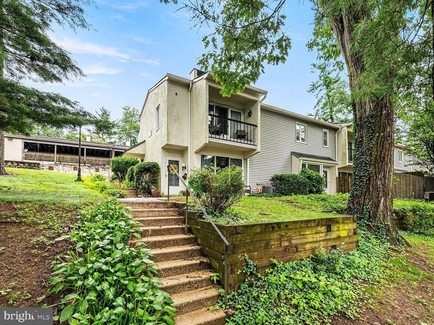 239 E CHELSEA CIR