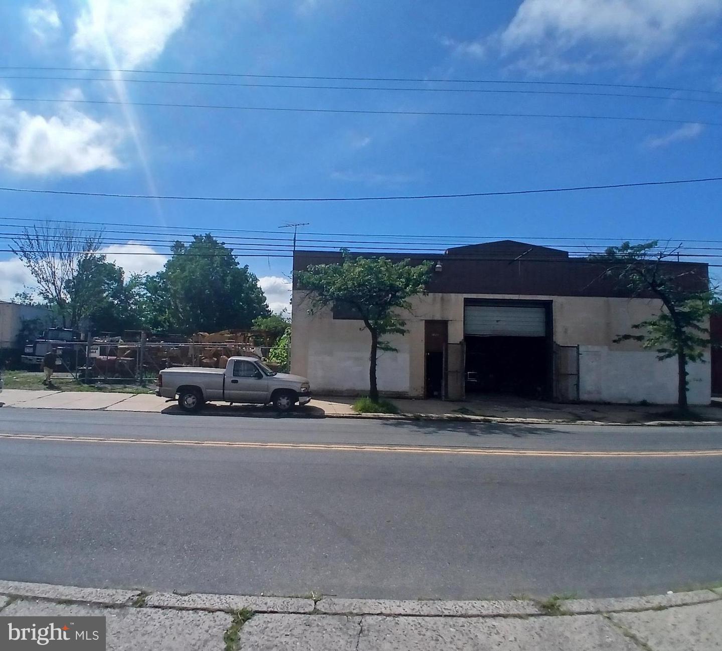 1023 W 9th St Property Photo 1