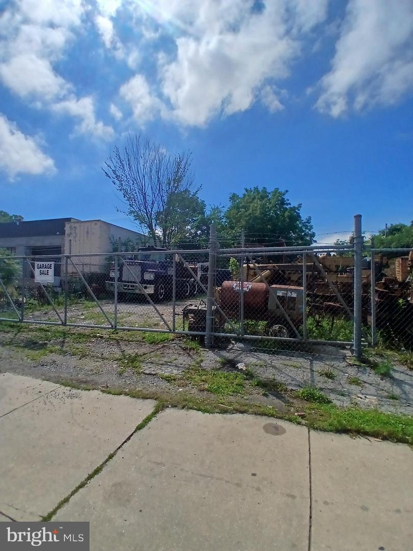 1023 W 9th St Property Photo 4