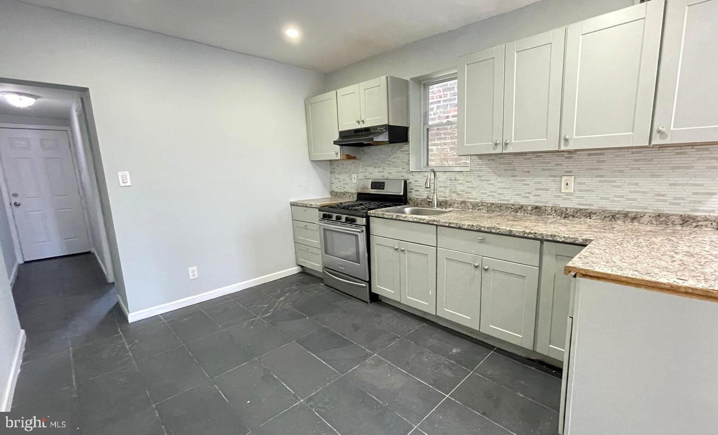 103 Thurlow St #306 Property Photo 5
