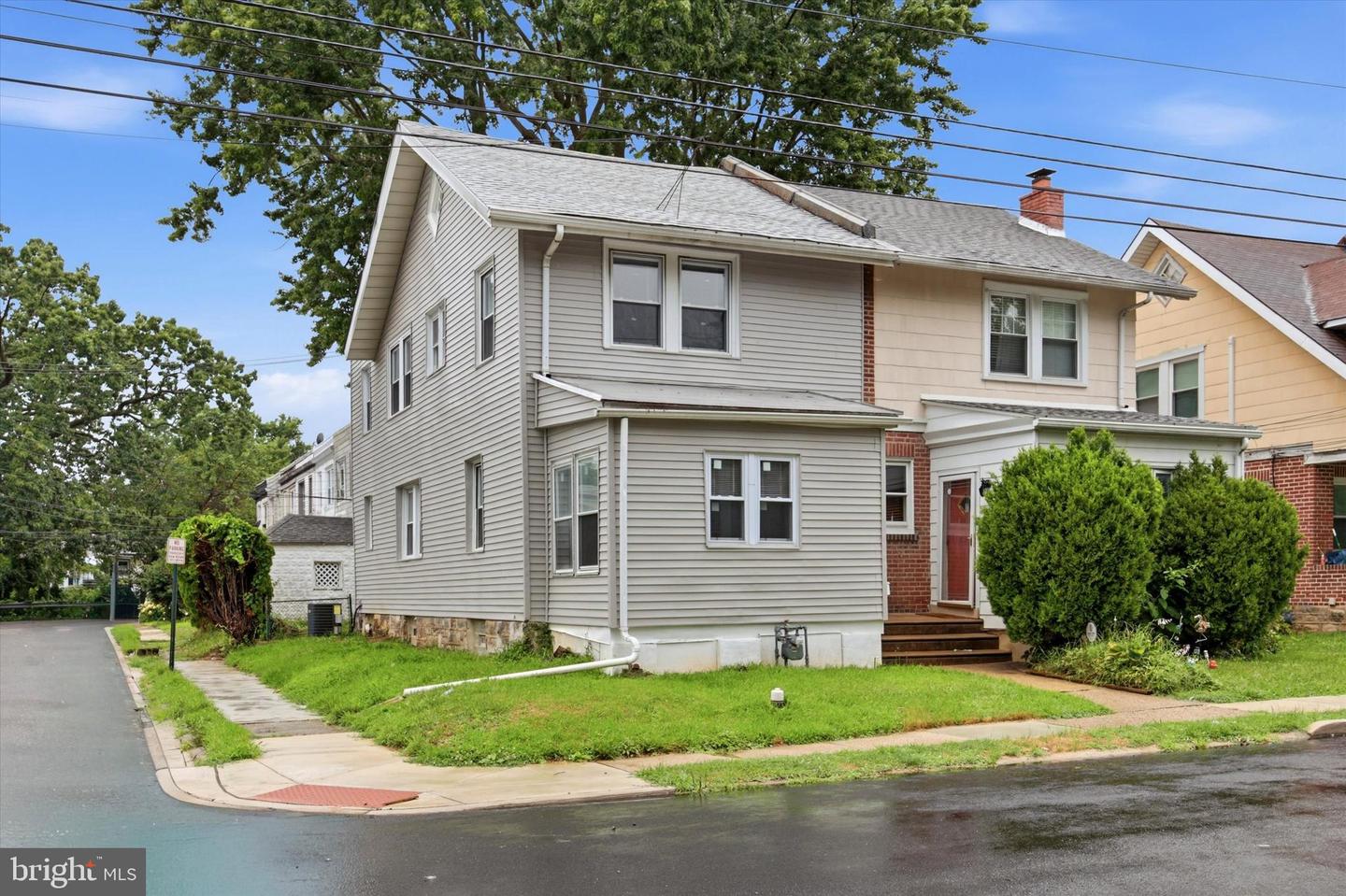216 Woodlawn Ave Property Photo 1