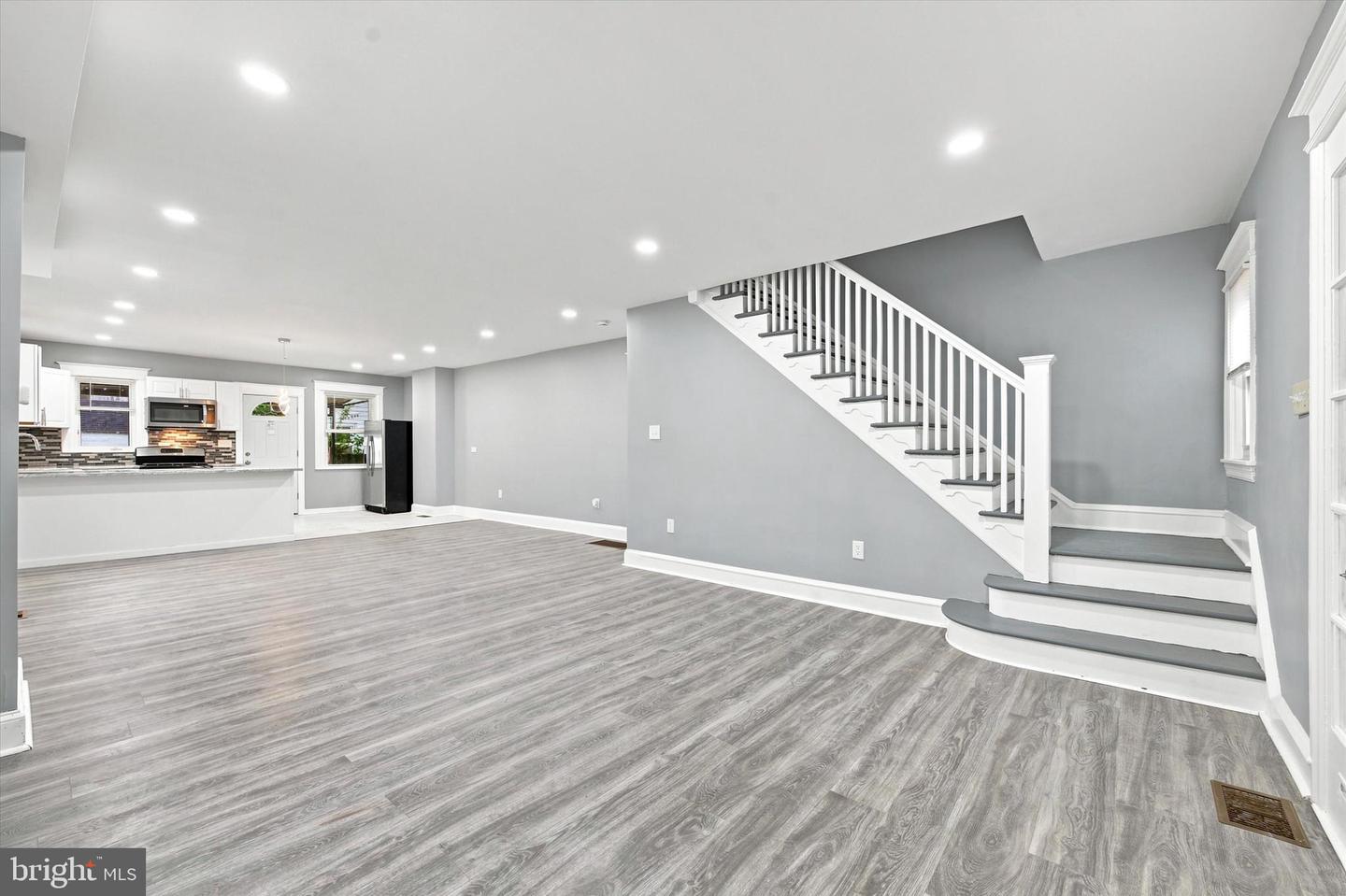 216 Woodlawn Ave Property Photo 4