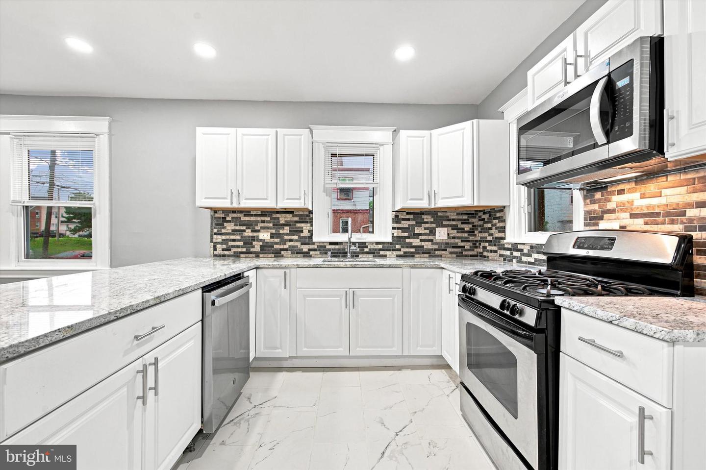 216 Woodlawn Ave Property Photo 10