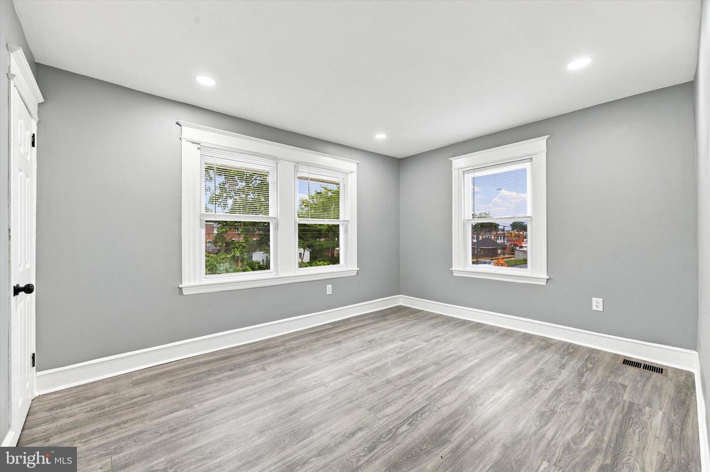 216 Woodlawn Ave Property Photo 12