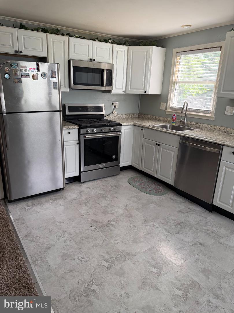 1344 Forrest St Property Photo 4